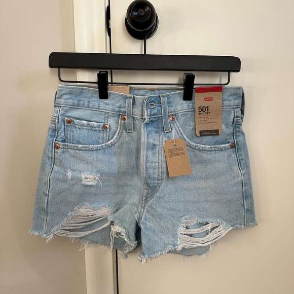 NWT Levi’s 501 women’s shorts, light wash distressed, size 26 - Picture 2 of 4